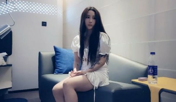 小宝探花-高价约的酒吧美女带回酒店激情啪啪