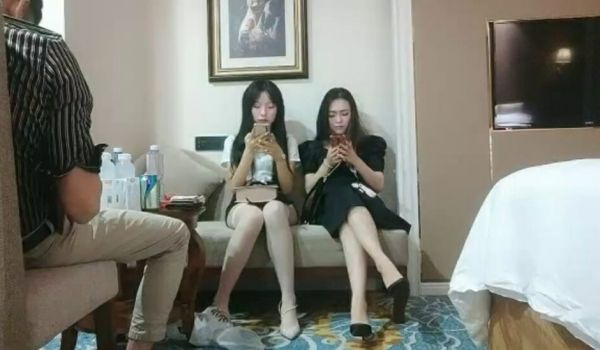 沈先森同时来两外围妹留下一个，黑裙大长腿穿上开档