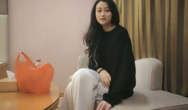 小马寻花约气质外围,镜头前深喉扛起大长腿拉着手站
