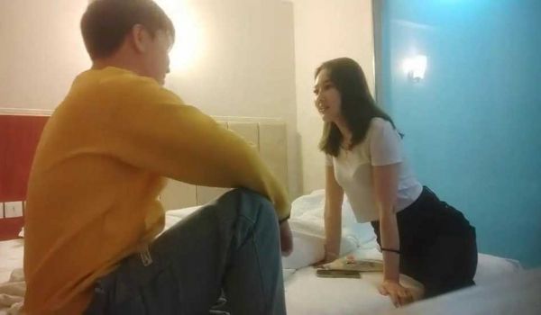 可爱丰满的小淑女，脱下衣服竟然异常的骚