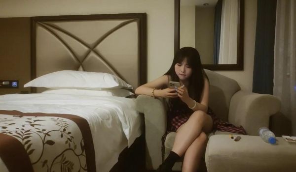 良家少妇，28岁寂寞小白领，一晚上拿下，酒店百依