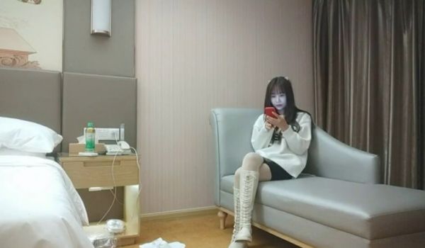 深夜约极品萌妹,骑乘爆插多毛骚穴爽的受不了浪叫