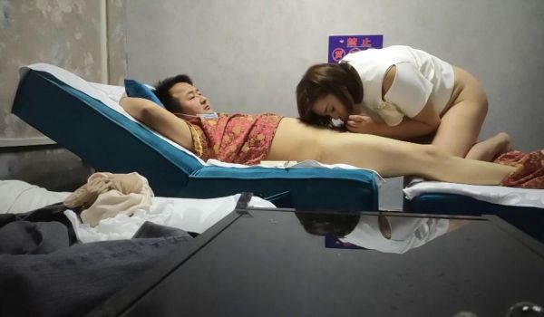 按摩技师不好好按摩，就按客人的鸡巴!