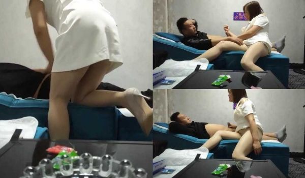 城中村女探花正在按摩店里自己风骚突然来客人把自己