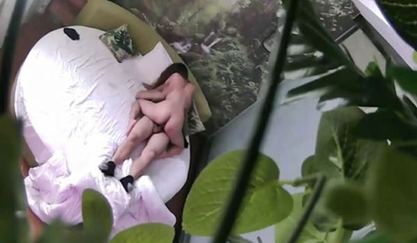 丰满性感的美女酒店不愿意和认识没多久的纹身男啪啪