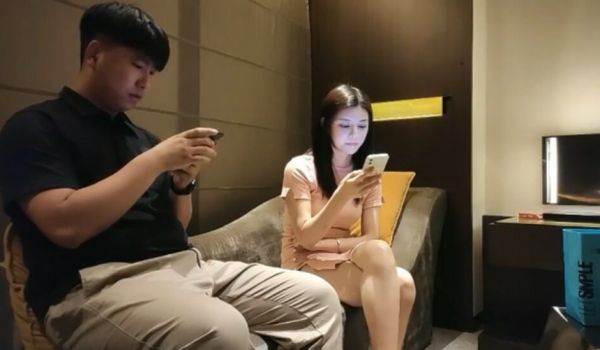 黑丝诱惑让你欲火焚身,沙发调情啪啪!