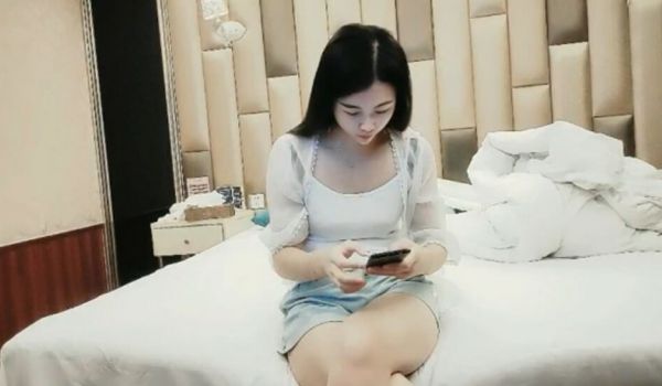 偷拍超近距离视角深喉插嘴,床边张开双腿大力猛操,
