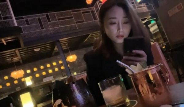 帅哥酒吧钓了个颜值超高的美女,带回酒店灌酒让她喝