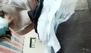 风骚女主播勾引孤寡老人操逼，老头操完口渴接尿喝!