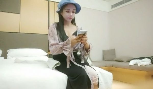 平台一哥战神小利探花酒店高级约炮艺校毕业的网红脸