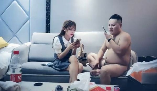 赵总探花约网红外围妹纸太骚来劲加钟继续,蹲着埋头
