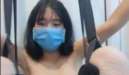 逼逼无毛苗条妹子吊在空中自慰