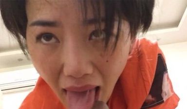 大眼妹认真吃鸡巴
