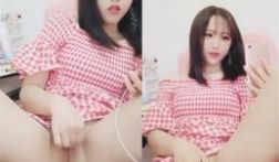 逼太美了可惜毛有点多要是白虎又是极品美穴