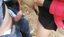 逼毛刮得很干净的淫骚少妇勾引光头佬在摩托车上啪啪