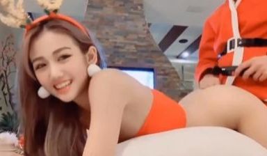高颜值女神圣诞节收到礼物后被圣诞老人用鸡巴后入口