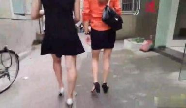 快餐达人路边泄火黑衣少妇边看小黄片边享受性爱“可