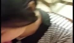 漂亮华裔美眉跪着吃大洋屌