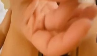 男突然手机响了美少妇说：不要理他-你进来啊-插我