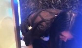 女神级美女和炮友剧情演绎-酒吧唱歌上厕所被人闯进