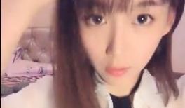 清纯可爱都学生妹子，为帮补家计开启自慰直播秀，很