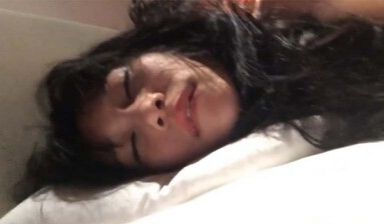 晚上加班吃宵夜灌倒平时很骚的女同事旅馆开房嘴里说