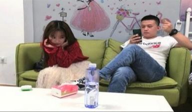 约了个性感小少妇在出租屋沙发操到床上多姿势爆操中