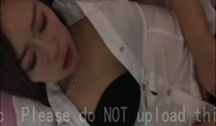 搞定漂亮老板娘，露脸认真吃鸡巴，狠狠的操她，把她