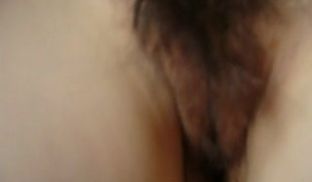 变态男趁妹子熟睡用手指抠B插菊花最后再撸管射他一