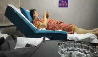 按摩技师不好好按摩，就按客人的鸡巴!。
