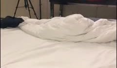 91长屌猛男酒店开房双飞爆草九零后姐妹花，颜射妹