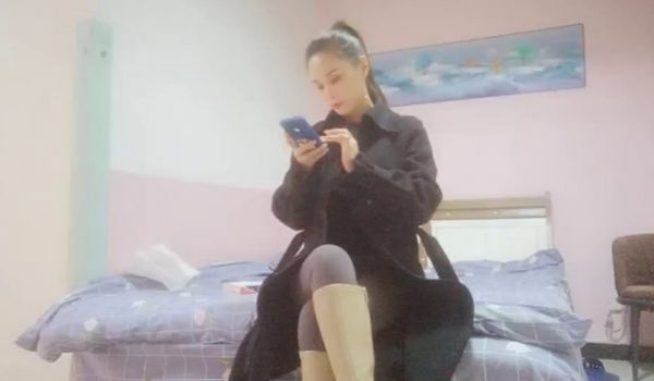 大长腿高马尾御姐美乳翘臀紧身裤,扒掉裤子摸穴张开