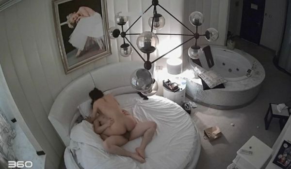 豪华套房偷拍叫声一流模特级别身材美女约会四眼男水