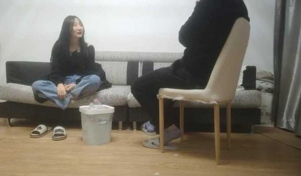 在读大学生为了提高生活质量，晚上兼职做小姐。