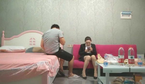 寂寞人妻少妇难以驾驭连探花小智都很吃力。