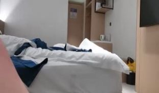 老表探花近距离视角聊天，高清拍摄长裙萌妹，撩起裙
