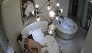 美女酒店私会情人说我不能来见你,一见你就干这事换