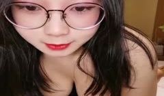 谁家的小媳妇深夜不睡觉，被小哥草的哇哇哇浪叫。