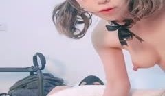 这小姑娘真骚啊露脸,让小哥尿液灌溉,喝大哥的尿真