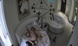 苗条美女被男友肏的尖叫不停说轻点轻点胡言乱语男的