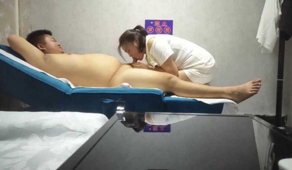 女探花燕姐一晚上没开张，遇到了一个胖老板，饥渴难