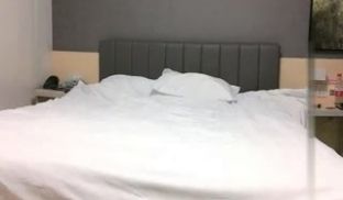 猛男网约良家小少妇和好友一起3P,前面插嘴后面扣