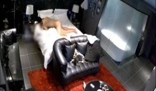 奢华套房年轻大学生情侣开房造爱激情互舔猥琐眼镜男