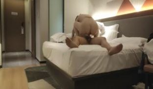 探花加钱哥深夜约炮风韵犹存的发廊老板娘沙发干到床