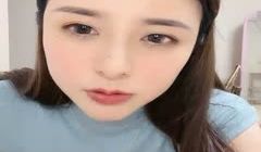 黑丝女神【甜腻小喵】裸舞一字马白虎道具自慰狂插！