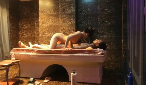 水疗馆62号女技师偷拍客户服务,包臀裙水床上乳推