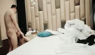 偷拍超近距离视角深喉插嘴,床边张开双腿大力猛操,