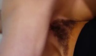 【大奶妹子】让精液射在波霸黑乎乎的阴毛上。