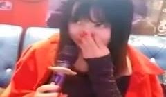 瞅着很眼淑的童颜大奶美眉撕破丝袜和粉丝炮友在KT