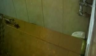 短旗袍妹子尿真猛都快尿到旗袍上。